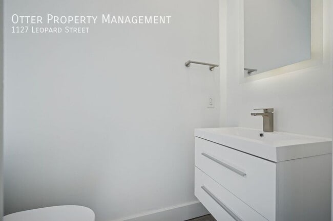 Building Photo - 1127 Leopard St