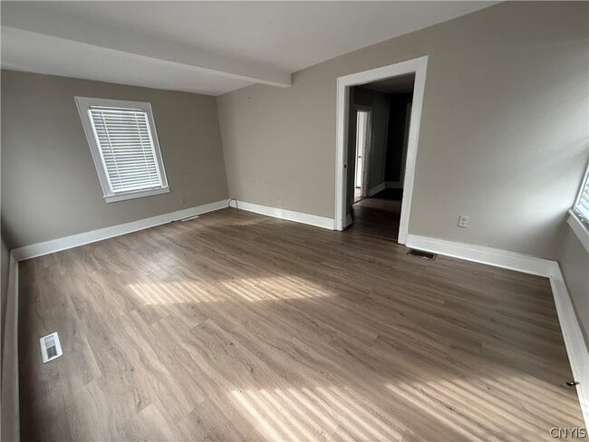 Building Photo - 135 Culbert St