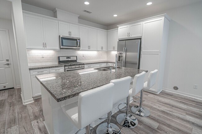 Building Photo - West Creek 3 Bedroom Townhome for Rent in Valencia.