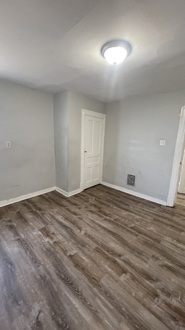 Building Photo - Spacious 4-Bedroom Home with 2 Full Bathrooms – Section 8 Approved and Ready for Move-In!