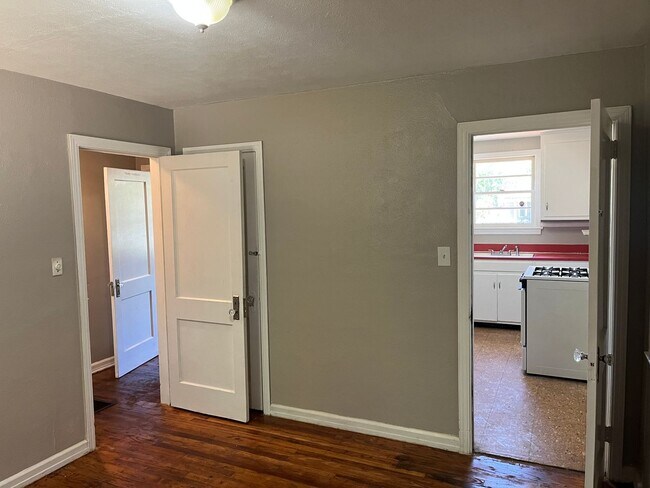 Building Photo - ***3 Bedroom / 1 Bathroom House for Rent i...