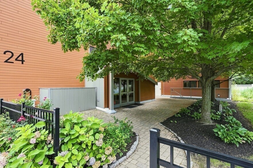 Building Photo - 24 Bay State Rd