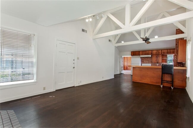 Building Photo - Charming 2-Bedroom, 1/5-Bath Home in Little Forest Hills