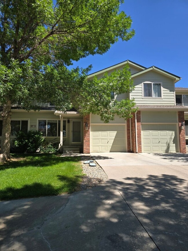 Building Photo - Wonderful Townhome
