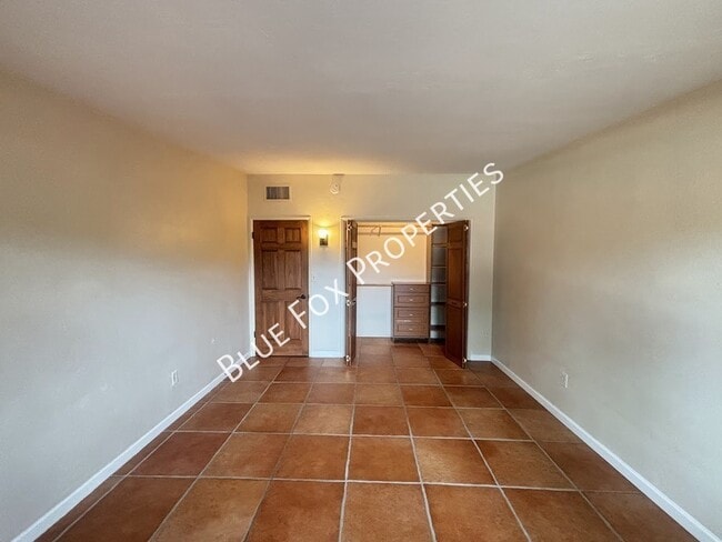 Building Photo - 729 N Alamo Ave