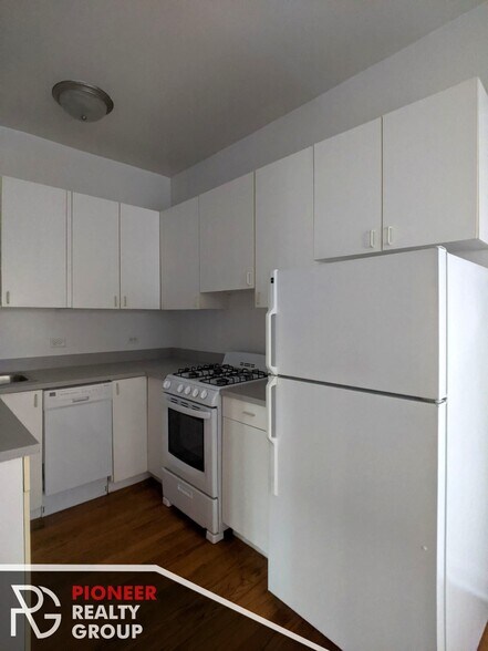 Building Photo - 822 W Waveland Ave