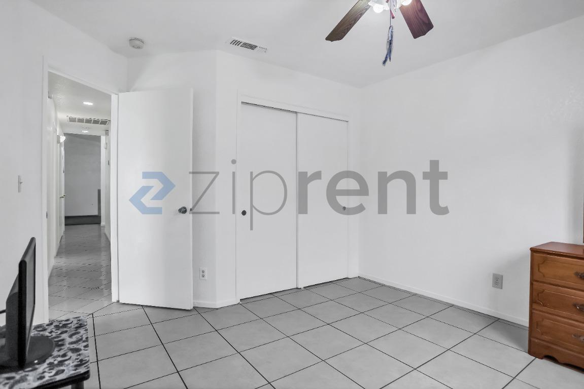 Building Photo - Unit