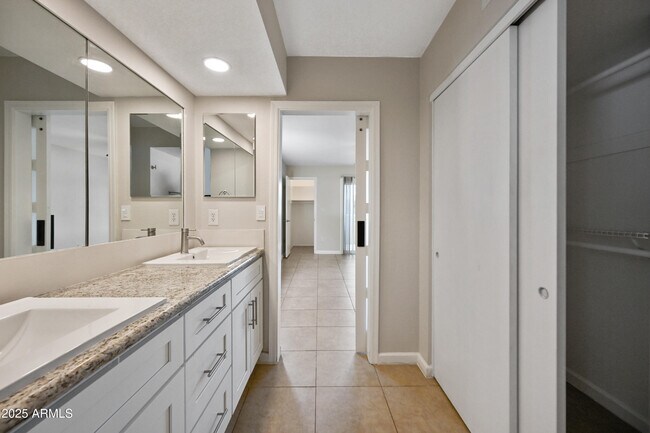 Building Photo - 6943 E Earll Dr