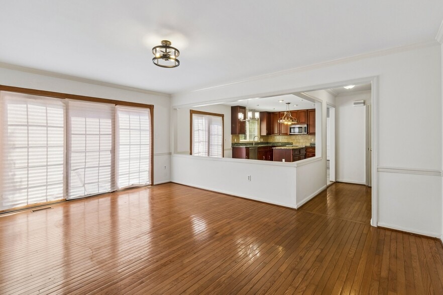 Building Photo - 820 Chatsworth Dr
