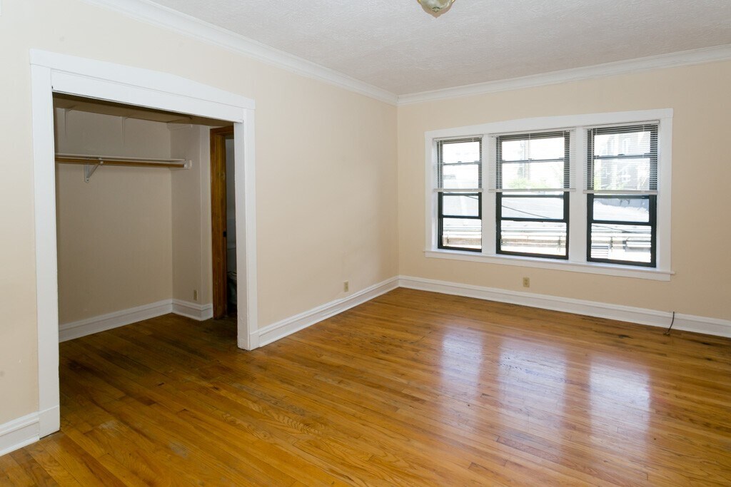 Building Photo - 2249 W Wilson Ave