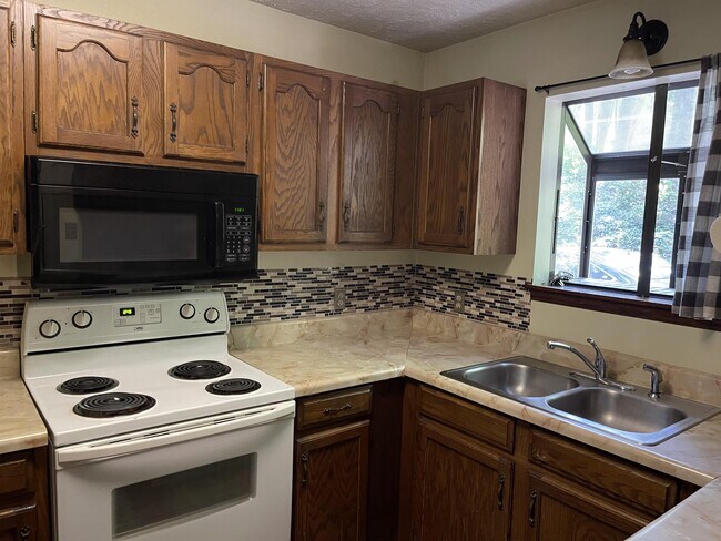 Building Photo - 2511 Skyland Trail NE