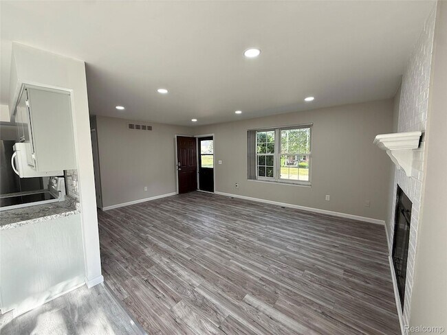 Building Photo - 15895 Cambridge Dr