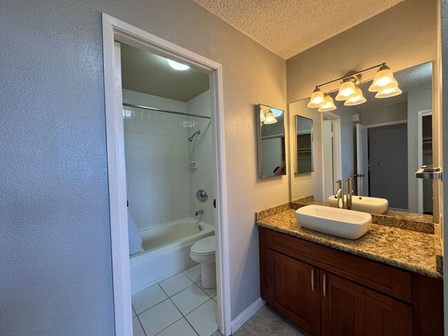 Building Photo - Updated 1 bed, 1 bath, 1 parking unit in K...