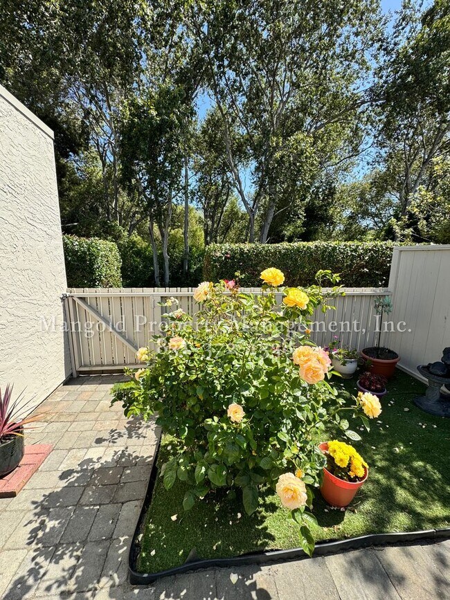Building Photo - Updated 2-Bed, 2-Bath Condo in HOA Communi...