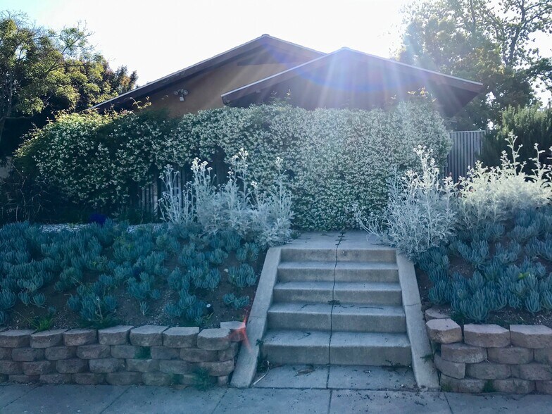 Gardener included - 1237 N Commonwealth Ave