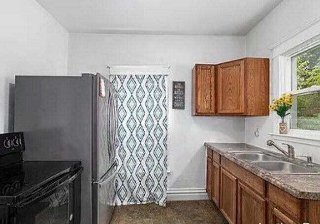 Building Photo - 1318 Division St