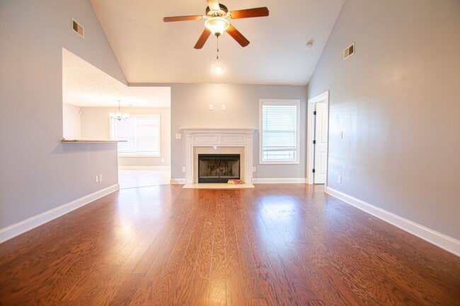 Building Photo - Pet Friendly Three Bedroom!