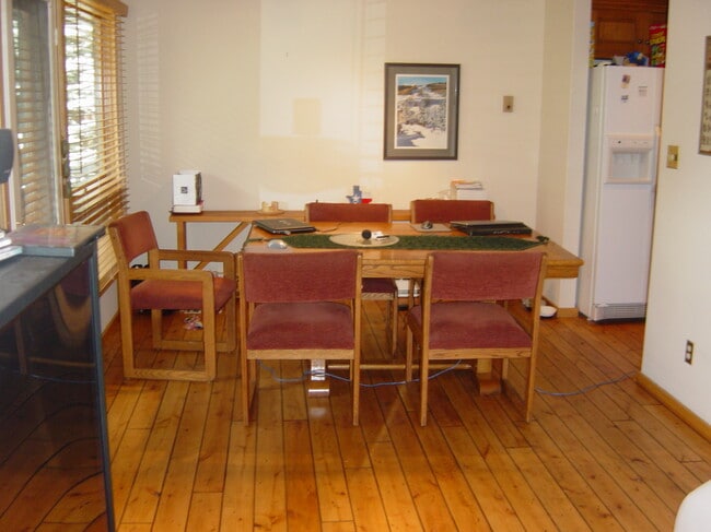 Building Photo - 4552 Meadow Dr