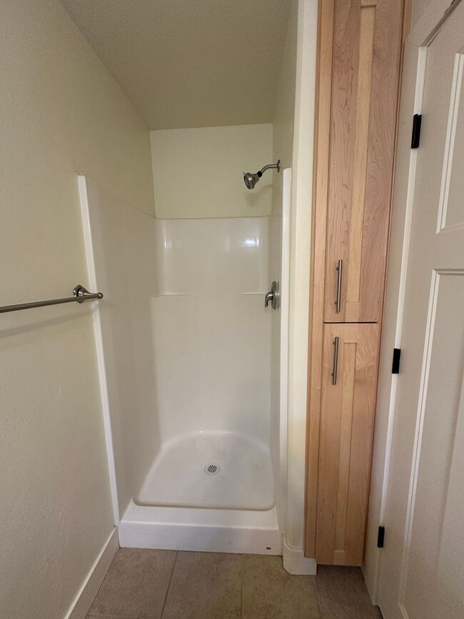 Building Photo - 2 bedroom, 2.5 bathroom townhome at Lincol...