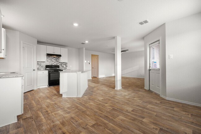 Building Photo - Like New, Open Floorplan, Greenbelt!!!