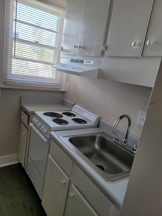 Building Photo - 305 Walker St