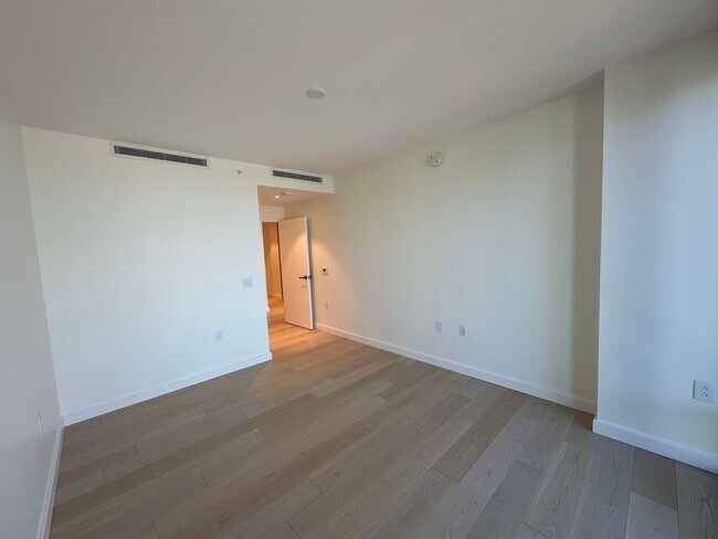 Building Photo - Victoria Place #3507