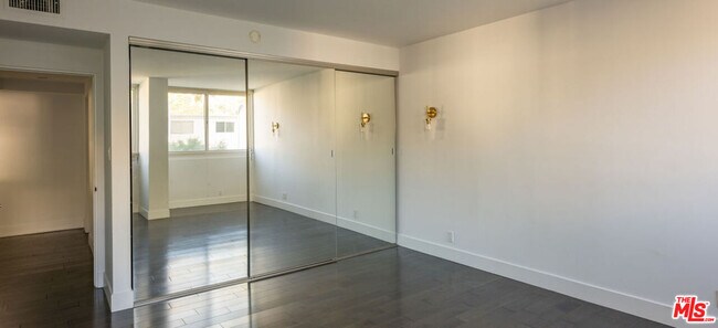 Building Photo - 8787 Shoreham Dr