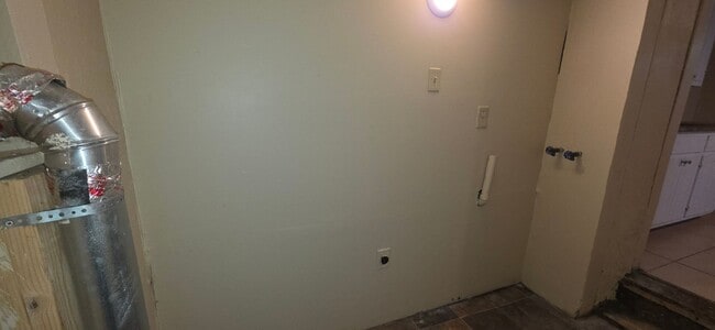 Building Photo - 2 Bedroom 1 Bathroom Home  $795!