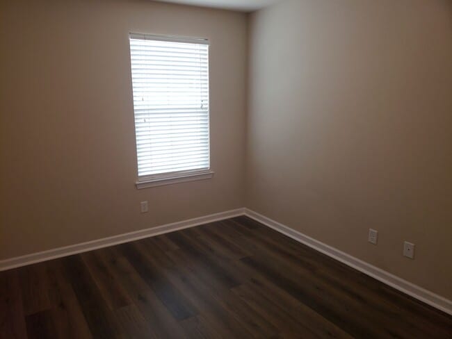 Building Photo - 4 BED 2.5 BATH TOWNHOME WITH SOLAR PANELS