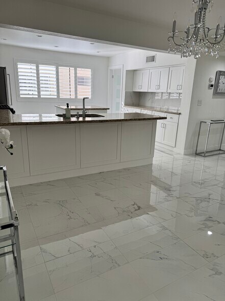 Building Photo - 18411 Collins St