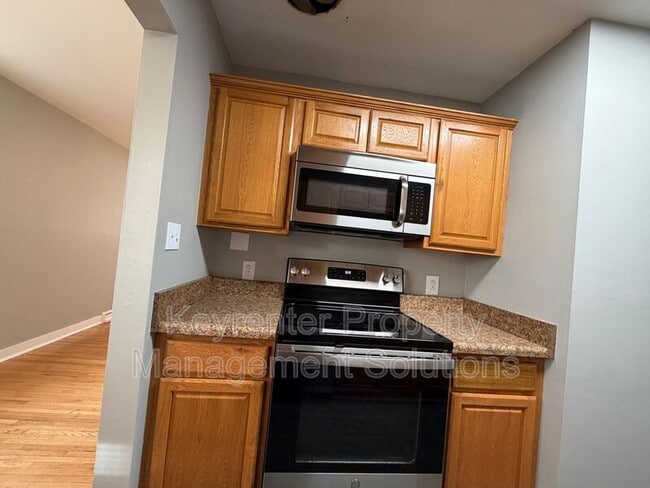 Building Photo - 221 River Rd