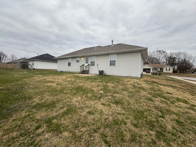 Building Photo - Updated 3 bedroom 2 bath Home in Clever MO