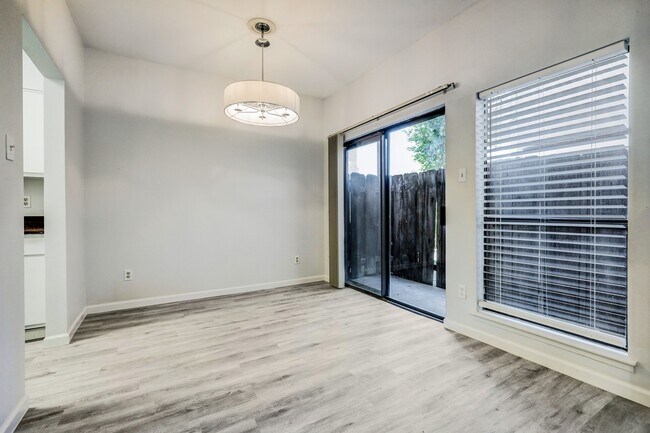 Building Photo - 1818 Augusta Dr