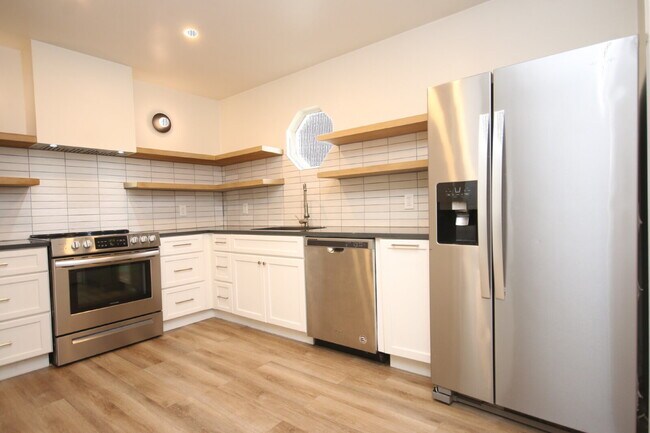 Building Photo - Charming Renovated 3/2 Cottage with Granit...