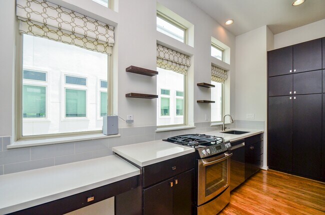 Building Photo - 1310 Delano St