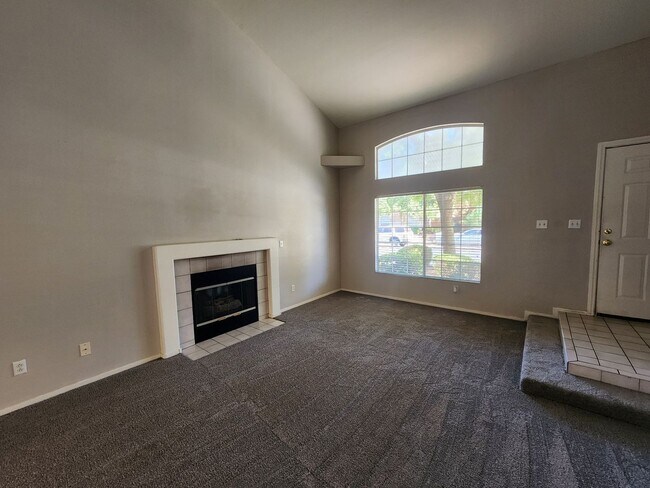 Building Photo - Beautiful townhouse in Silverado Ranch