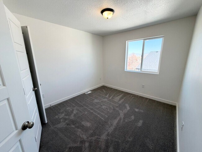 Building Photo - 3 Bedroom /2.5 Bathroom townhouse in Kearns
