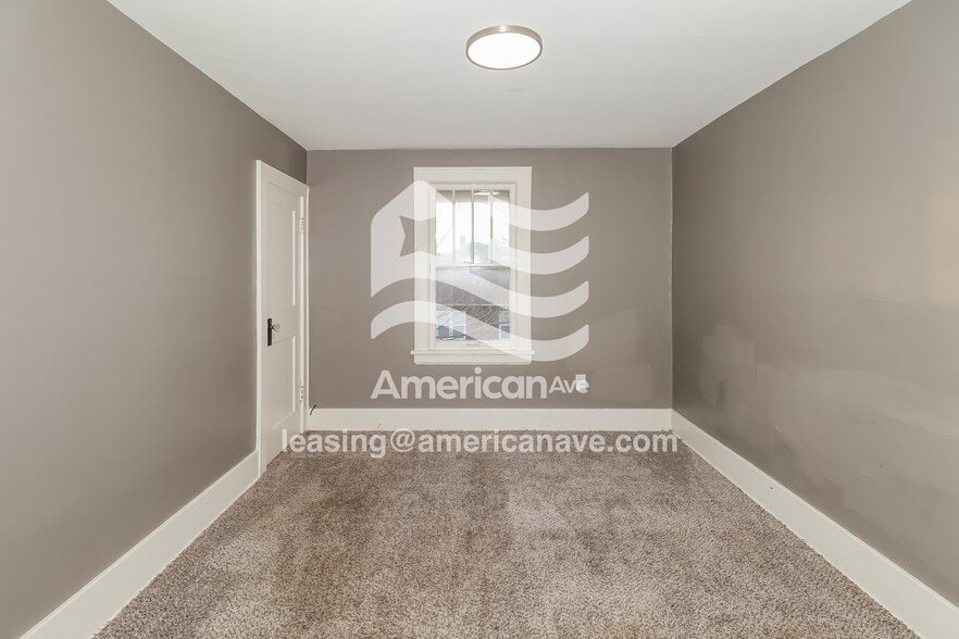 Building Photo - 1002 E Victoria St