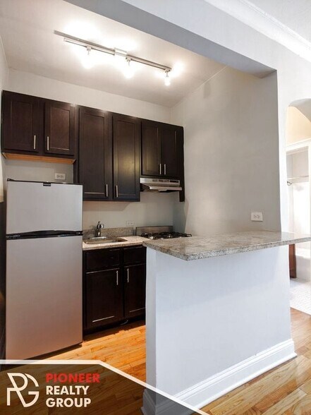 Building Photo - 4614 N Paulina St