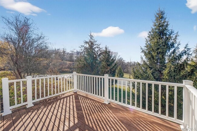 Building Photo - 5 Clearwater Ct