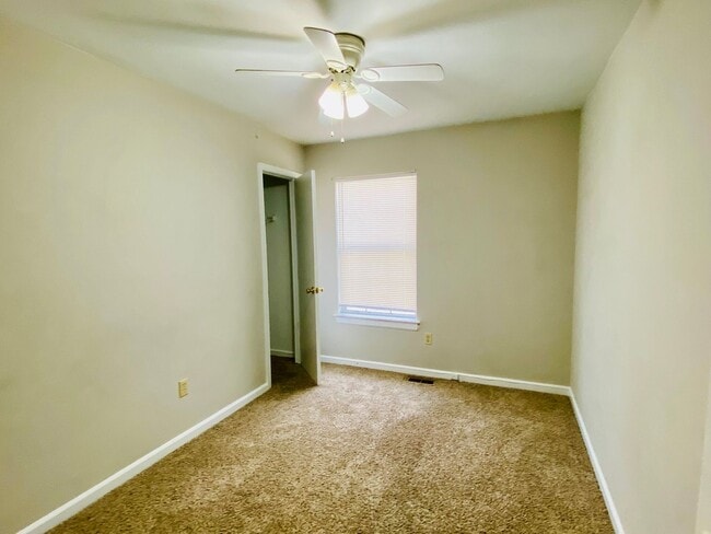 Building Photo - Adorable 3 bdrm/1.5 bath Home Located Clos...