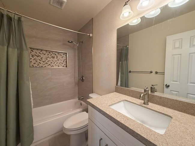 Building Photo - 551 Glencrest Dr