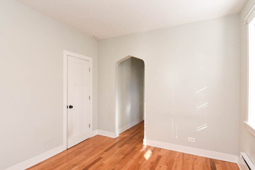 Building Photo - 4418 N Wolcott Ave