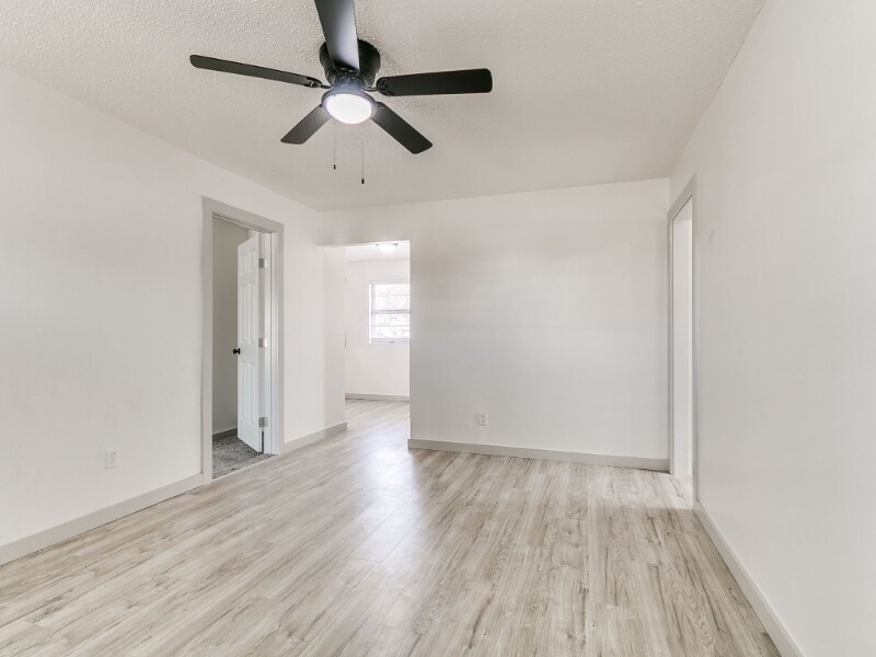 Building Photo - 1112 N Norman Ave