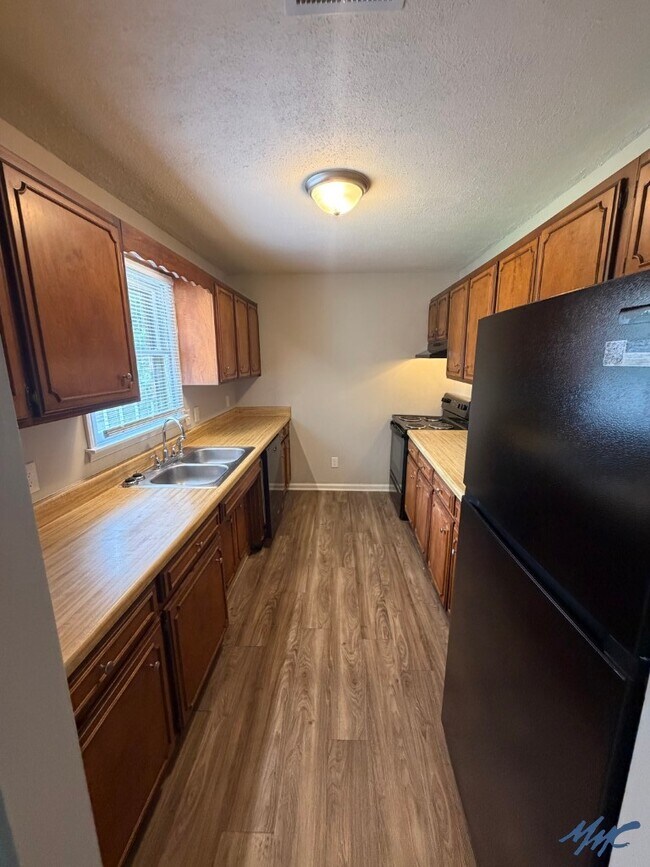 Building Photo - 2558 Oak Hill Dr