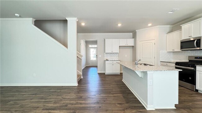Building Photo - 569 King Vlg