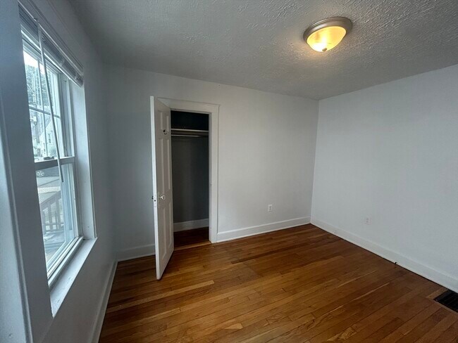 Building Photo - 46 Lawn Ave