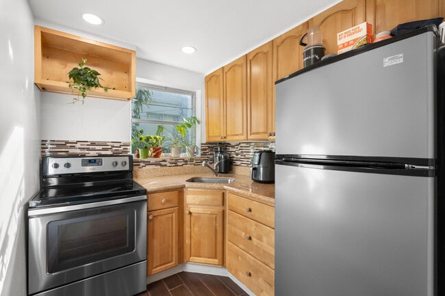 Building Photo - 1900 NE 8th Ct