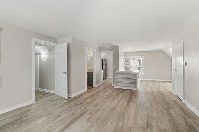 Building Photo - Fully Renovated 1 Bedroom in Historic Sloan Neighborhood $1099