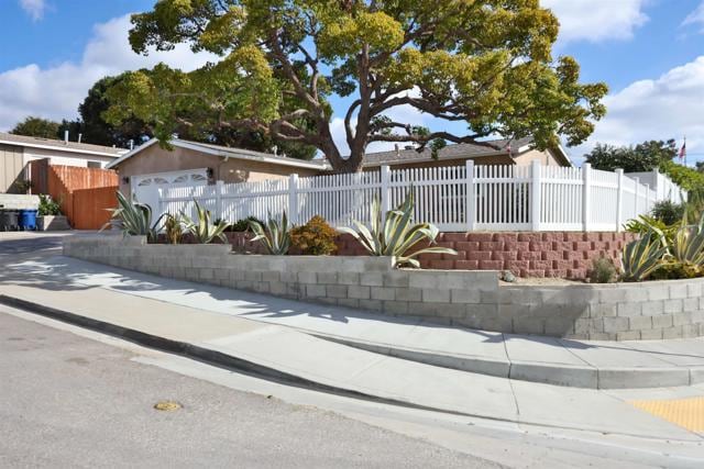 Building Photo - 893 Crest Dr